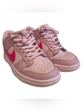 Nike Women’s Low-Top Sneakers in Light Pink with Hot Pink Swoosh lace up Sz 6.5